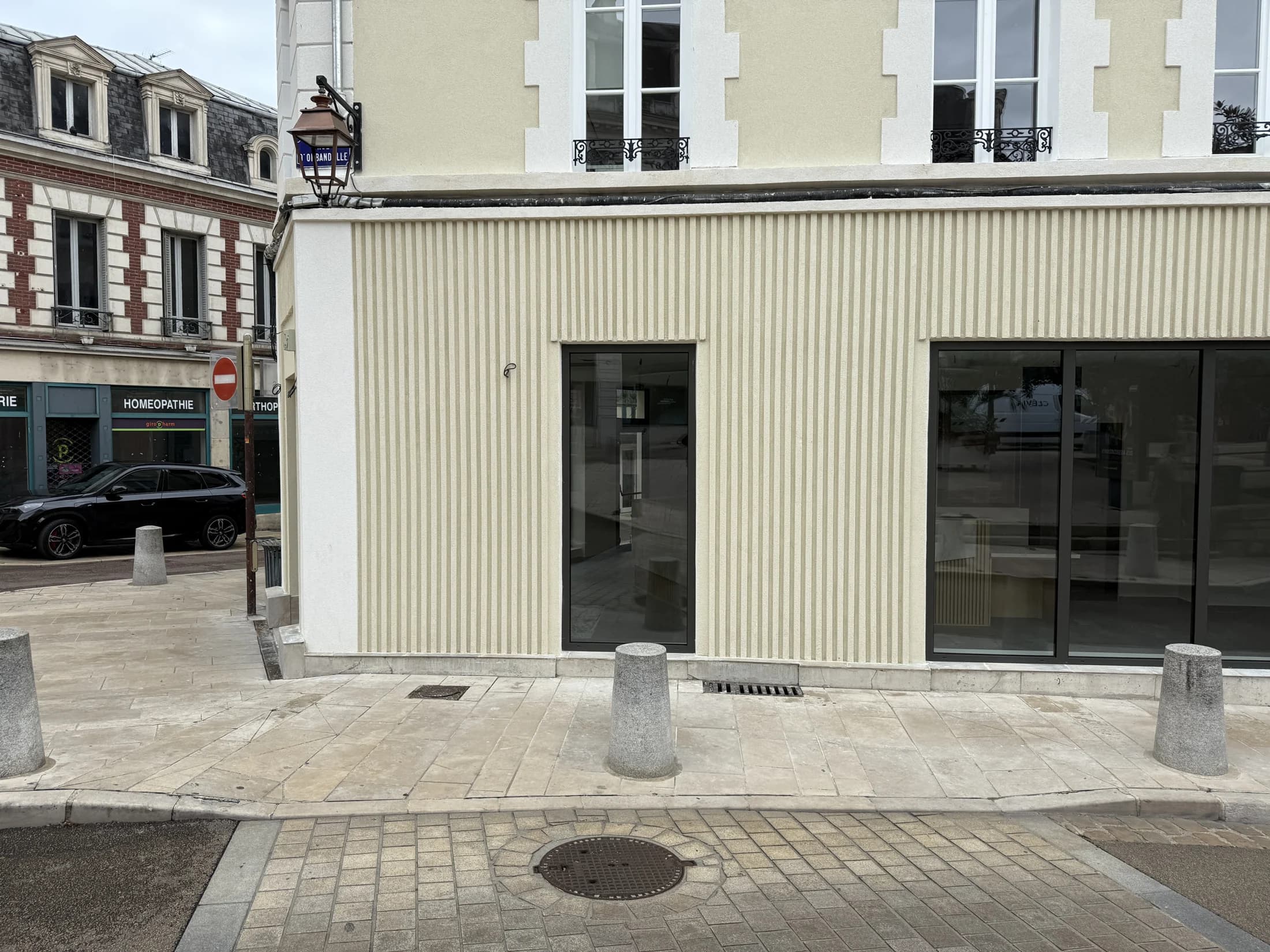 Le soubassement de la façade rénovée — Auxerre