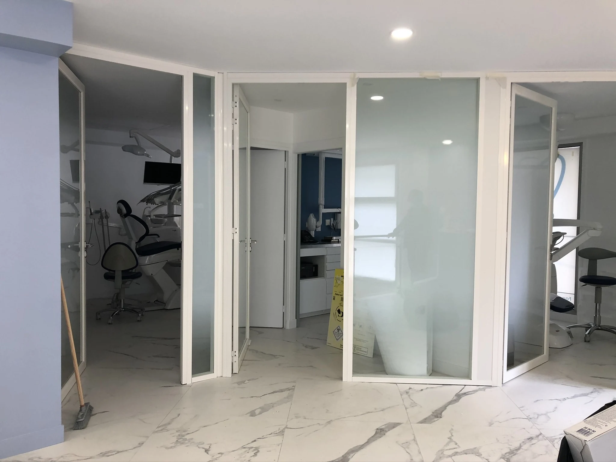 Les espaces séparés par les cloisons vitrées — Levallois-Perret