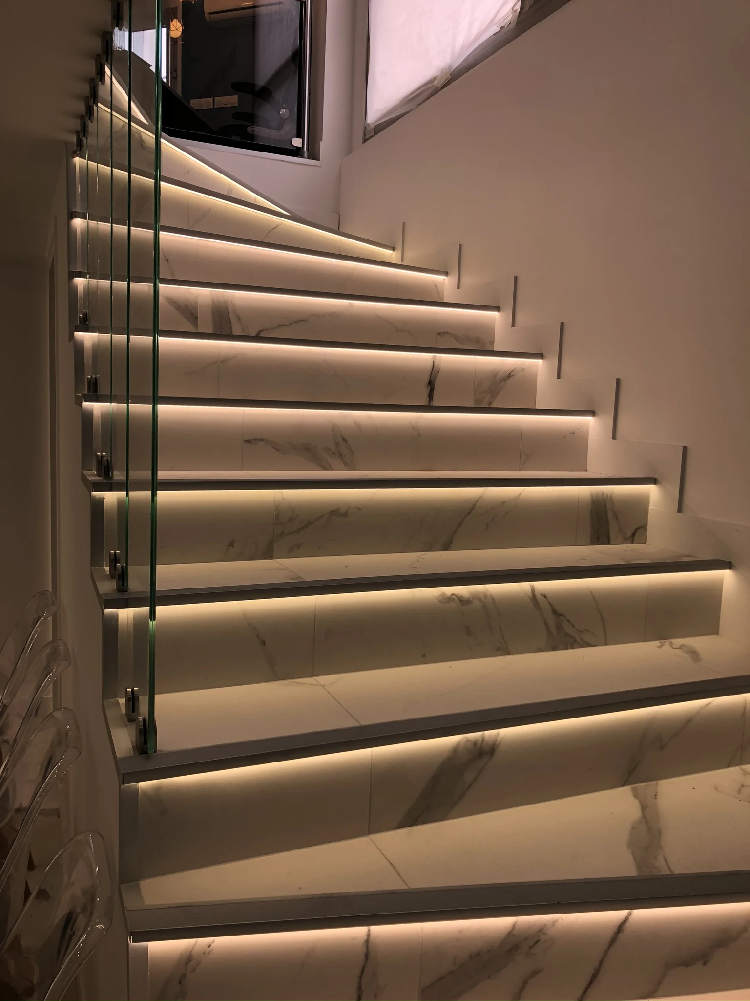 L’escalier et son éclairage intégré — Levallois-Perret