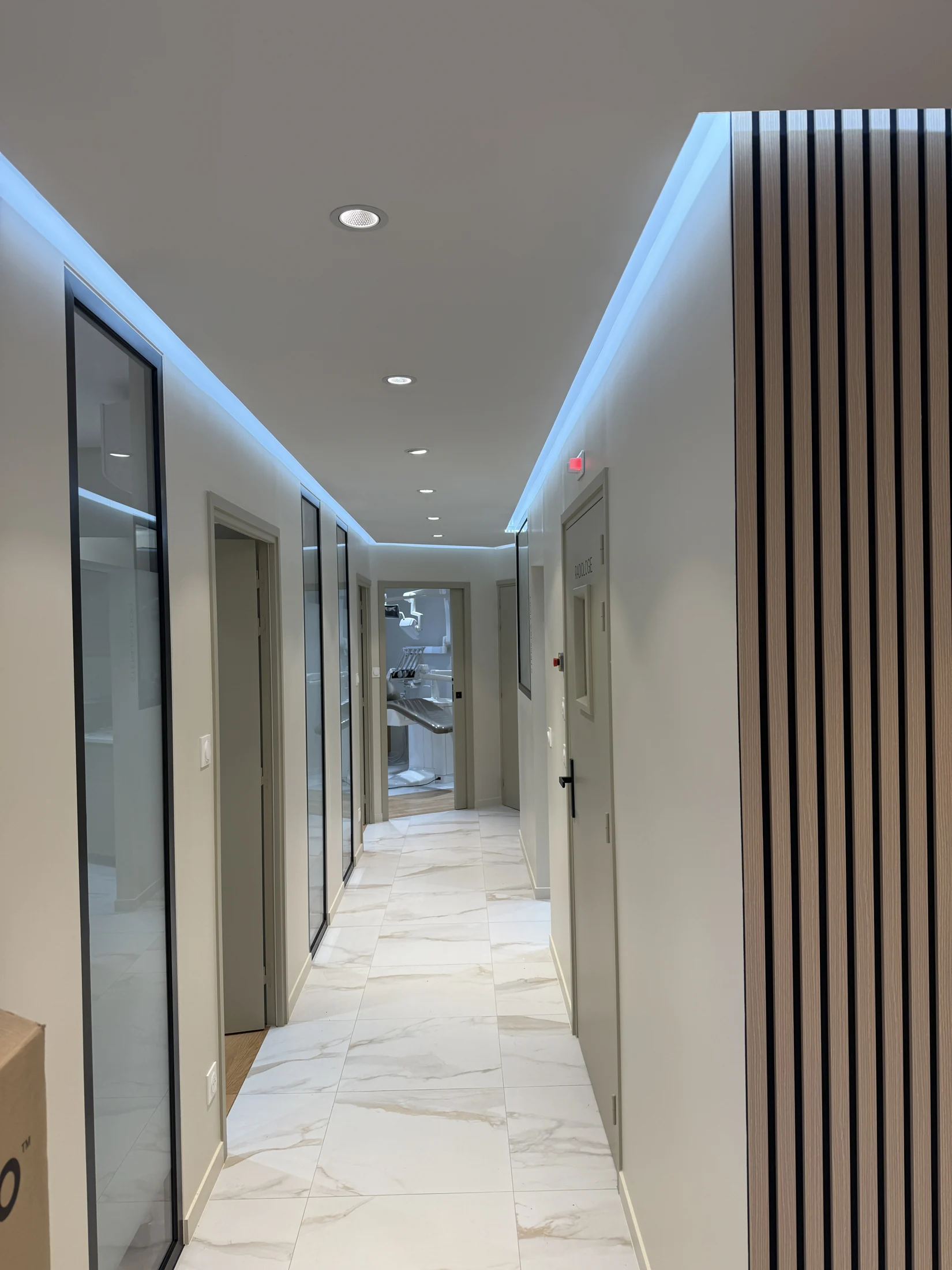 Le couloir et ses habillages en bois — Limeil-Brévannes