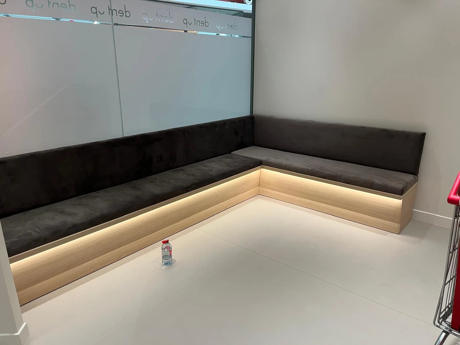 La banquette d’attente rétroéclairée — Nogent-sur-Oise