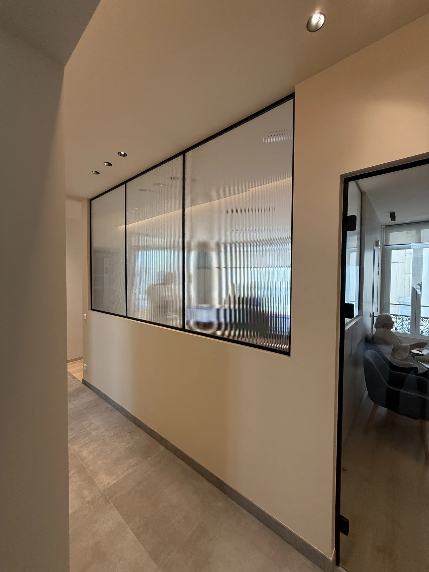 La cloison vitrée côté circulation — Paris