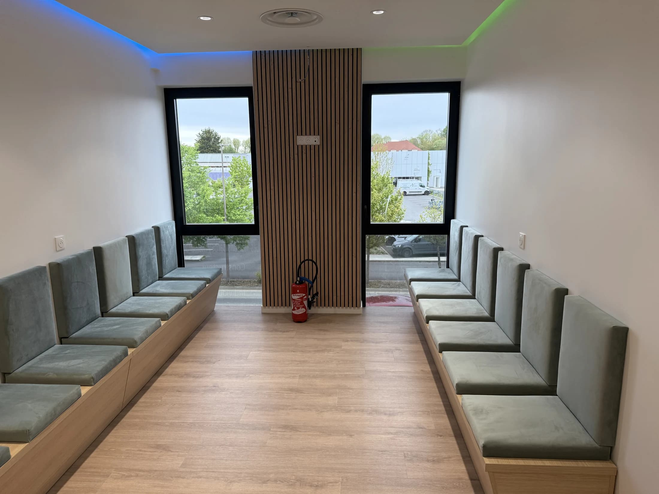 Les banquettes de la salle d’attente — Servon