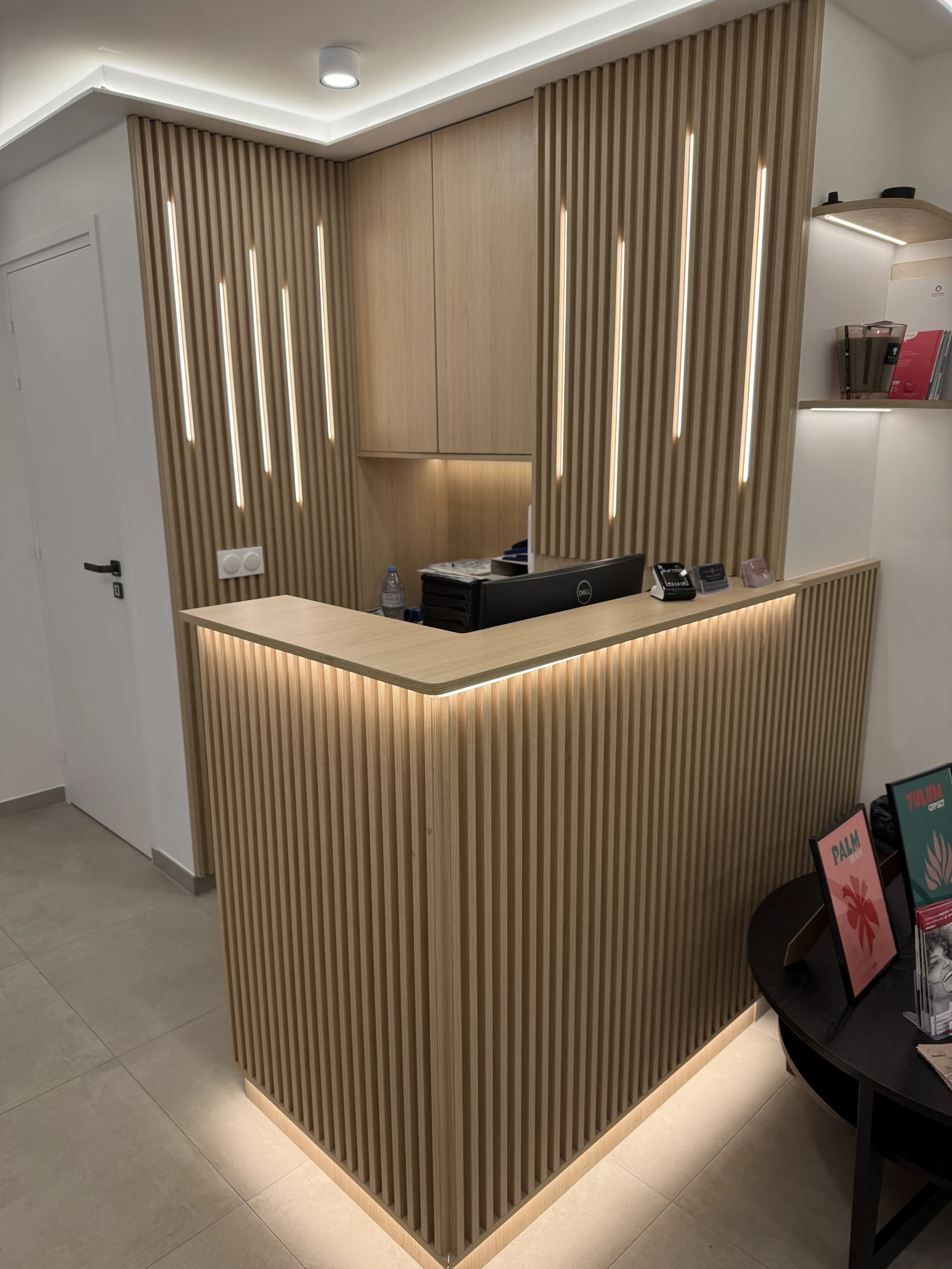 Le comptoir en bois cannelé installé — Suresnes
